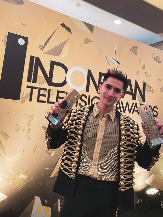Sabet Piala Aktor Sinetron Terpopuler, Ini 6 Potret Verrell Bramasta di ITA 2020