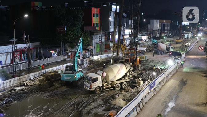 Pekerja menyelesaikan proyek pembangunan underpass Senen Extension, Jakarta, Minggu (3/5/2020). Meski dalam penerapan Pembatasan Sosial Berskala Besar (PSBB) akibat pandemi COVID-19, pengerjaan proyek yang ditargetkan selesai pada Desember 2020 tetap berjalan. (Liputan6.com/Helmi Fithriansyah)