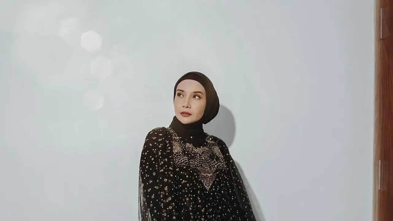 10 Inspirasi Model Baju Gamis Lebaran Simpel dan Elegan ala Seleb, Zaskia Sungkar-Lesti Kejora