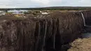 Pemandangan air terjun Victoria, salah satu air terjun terbesar di dunia, di Zimbabwe pada 10 Desember 2019. Musim kemarau yang terjadi membuat air terjun yang masuk dalam Situs Warisan Dunia UNESCO ini mengalami kekeringan terparah selama beberapa dekade lalu. (ZINYANGE AUNTONY/AFP)