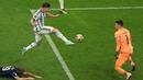 Julian Alvarez. Striker Manchester City berusia 22 tahun ini menjadi pemain Liga Inggris tertajam pada Piala Dunia 2022 lalu dengan mencetak 4 gol dan 1 assist dari 7 laga bersama Timnas Argentina yang akhirnya menjadi juara. Dua dari empat golnya plus 1 assist tercipta di laga semifinal saat mengalahkan Kroasia 3-0. (AFP/Adrian Dennis)