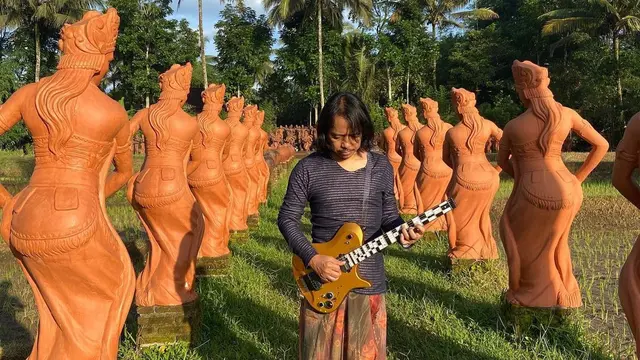 Tampil Beda, Ini 6 Potret Dewa Budjana Bawa Gitar di Berbagai Tempat Estetik