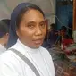 Seorang biarawati Katolik saat membeli takjil di kelurahan Beru, Kota Maumere, Kabupaten Sikka, NTT (Liputan6.com/Ola Keda)