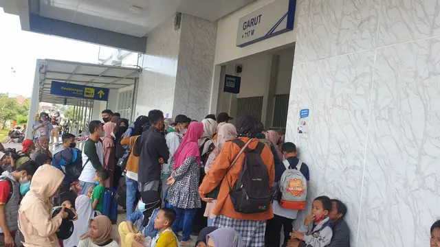 Arus Balik Lebaran 2023 Penumpang Di Stasiun Kereta Api Garut