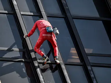 Alain Robert, pendaki bangunan pencakar langit asal Prancis memanjat Menara Montparnasse di Paris, Prancis, Rabu (12/10/2022). Alain Robert yang dikenal sebagai Spiderman Prancis itu kembali beraksi dengan memanjat Menara Montparnasse yang memiliki ketinggian 210 meter. (Bertrand GUAY/AFP)