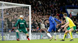 Pemain Chelsea, Michy Batshuayi berhasil mencetak gol ke gawang Norwich City pada partai ulangan babak ketiga Piala FA di Stadion Stamford Bridge, Rabu (17/1). Chelsea menang lewat adu penalti atas Norwich City dengan skor 5-3. (AP/Alastair Grant)