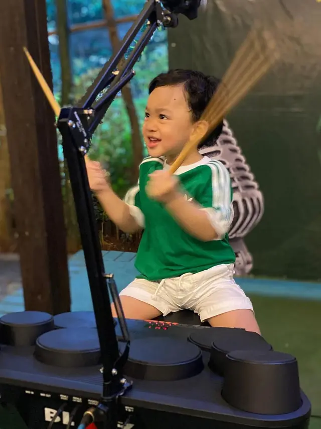 Potret Gin Dirga, Anak Gilang Dirga Main Drum. (instagram/adieztyfersa/gin_dirga)