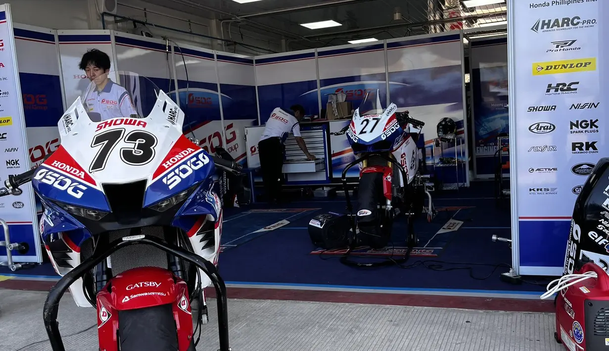 Tim dari SDG MS Harc-Pro.Honda.Ph mempersiapkan motor dari Haruki Noguchi (kiri), yang akan digunakan untuk latihan bebas pada kelas ASB1000 ARRC Mandalika 2023 di Sirkuit Mandalika, Lombok, Jumat (11/08/2023). (Twitter/@SdgMSOfficial)