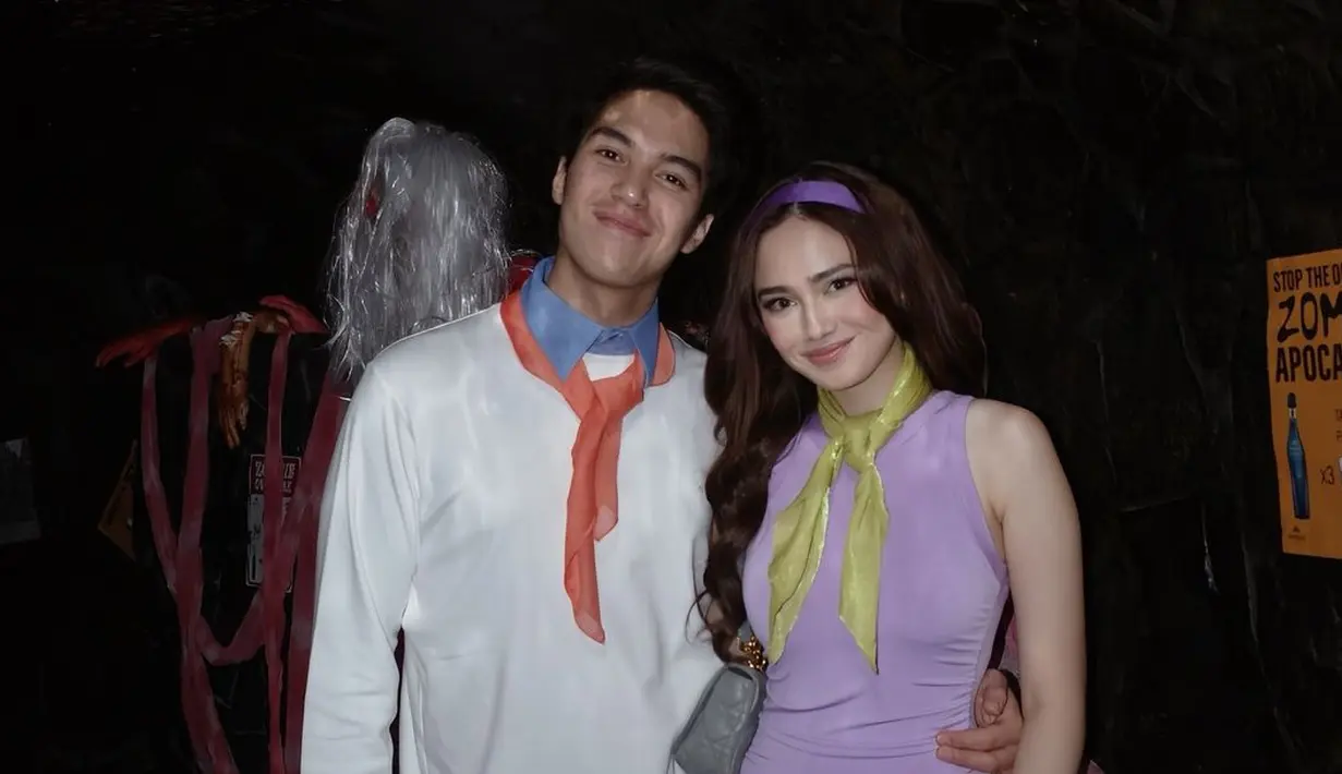 <p>El Rumi dan Syifa Hadju kompak memilih tema Scooby Doo untuk kostum couple Halloween mereka. El bergaya ala Fred Jones dengan long sleeve top putih dan dasi oranye, sedangkan Syifa tampil manis bergaya ala Daphne Blake dengan mini dress ungu. [@syifahadju].</p>