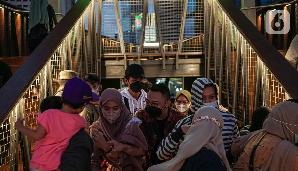Warga berebut naik ke spot balkon JPOS Phinisi di kawasan Karet, Jakarta, Minggu (20/3/2022). Setiap hari warga ramai sekadar berswafoto dan pesepeda yang menjajal lift guna menyeberang. Tak ayal mengakibatkan kerumunan di atas JPOS Phinisi. (Liputan6.com/Faizal Fanani)