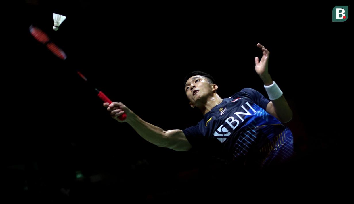 <p>Pebulu tangkis tunggal putra Indonesia, Jonatan Christie saat menghadapi tunggal putra Jepang, Kanta Tsuneyama pada laga babak 32 besar Kejuaraan bulu tangkis Indonesia Open 2023 di Istora Senayan, Jakarta, Rabu (14/6/2023). Jonatan Christie menang dua game langsung 21-17, 21-10. (Bola.com/Bagaskara Lazuardi)</p>