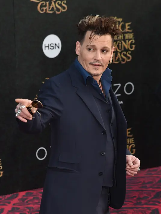 Penampilan Johnny Depp saat menghadiri premiere film 'Alice Through The Looking Glass' di Hollywood, California, 23 Mei 2016. Kehadiran aktor tampan itu menjadi sorotan di lokasi acara. (Robyn BECK / AFP)