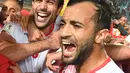 Pemain Timnas Tunisia melakukan selebrasi usai pertandingan melawan Libya dan dinyatakan lolos ke Piala Dunia 2018 di Stadion Olimpiade Rades, Tunisia (11/11). (AFP Photo/Fethi Belaid)