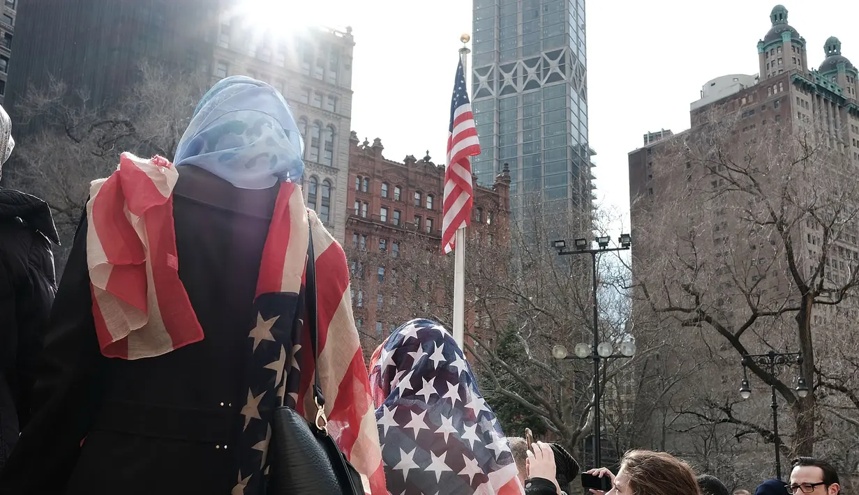 Sejumlah wanita merayakan Hari Hijab Sedunia di Balai Kota, New York, Rabu (1/2). Hari Hijab Sedunia digagas oleh warga New York bernama Nazma Khan. (Spencer Platt / Getty Images / AFP)