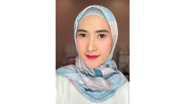 6 Potret Terbaru Amanda Nurani, Penjual Tahu Cantik Viral yang Kini Lulus S2