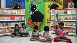 Anak-anak membaca buku di Pojok Baca Kampung Literasi RW 09, Kampung Pondok Jati, Palmeriam, Jakarta Timur, Senin (10/10/2022). Pojok Baca Kampung Literasi dibangun untuk menjadi fasilitas baru bagi anak-anak hingga orang dewasa yang berada di kawasan permukiman padat penduduk tersebut dalam memperkaya literasi dan meningkatkan minat membaca sejak dini. (merdeka.com/Iqbal S. Nugroho)