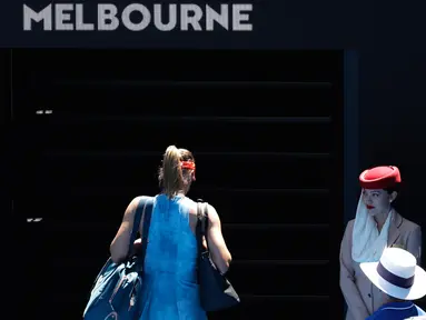 Petenis Rusia Maria Sharapova meninggalkan Rod Laver Arena setelah kalah atas Ashleigh Barty dari Australia pada babak keempat Australia Terbuka 2019 di Melbourne, Australia (20/1). Sharapova kalah 4-6 6-1 6-4. (AP Photo/Aaron Favila)