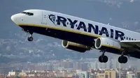 Sebuah pesawat milik maskapai Ryanair, lepas landas dari bandar udara Barcelona. (AFP)