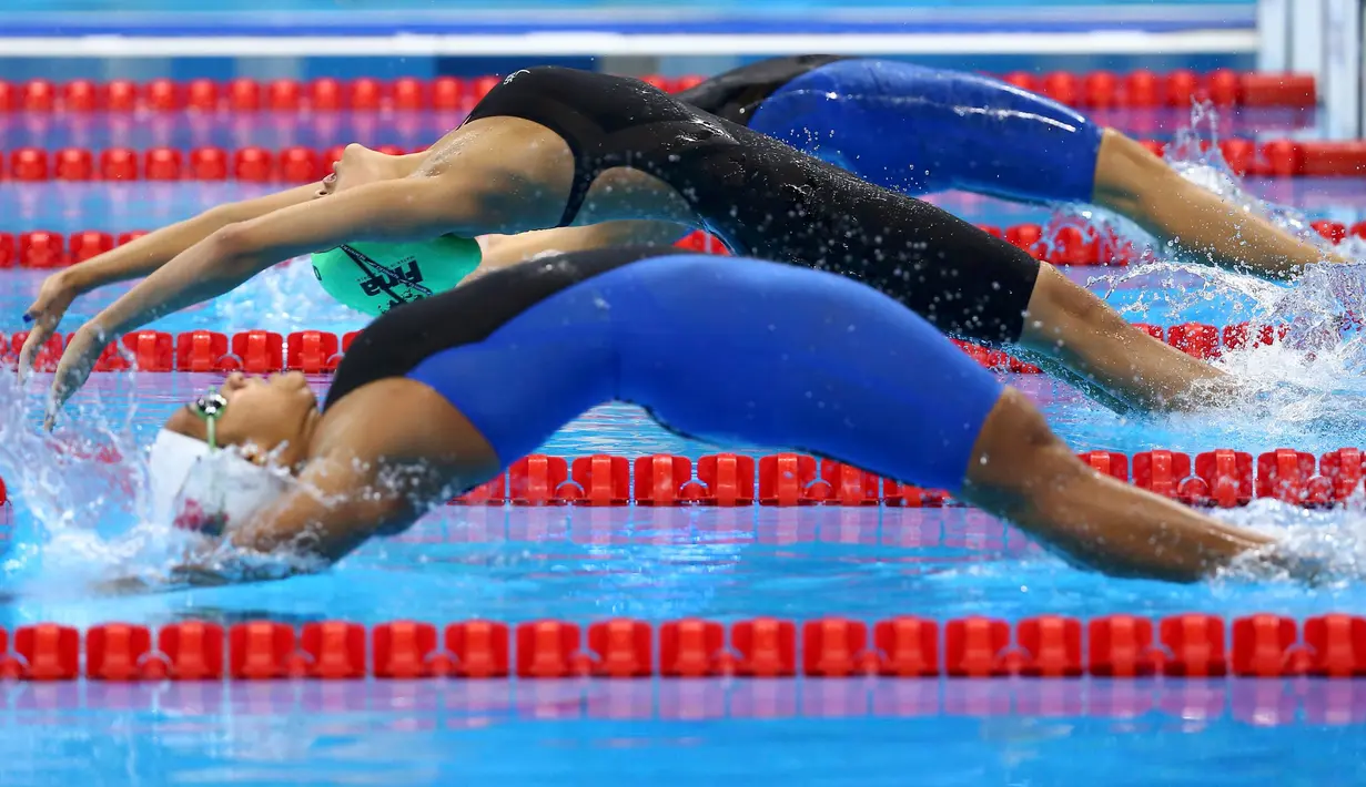Gaurika Singh saat bersaing dengan lawannya di gaya punggung 100 meter Putri di Olimpiade Rio 2016, Rio de Janeiro, Brasil, (7/8). Catatan terbaiknya Gaurika Singh di nomor tersebut adalah 1 menit 8,12 detik. (REUTERS/Michael Dalder)