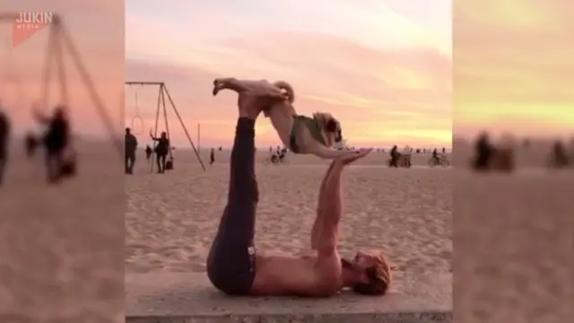Pria ini lakukan yoga bersama anjing peliharaannya, Bruno. Mereka kompak lakukan peregangan dan gerakan yoga lain.