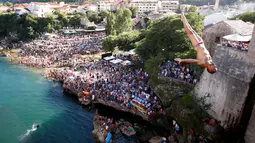 Para penonton menyaksikan aksi peserta pria melompat dari jembatan saat mengkuti acara kompetisi menyelam tradisional 450 di Mostar, Bosnia dan Herzegovina, (31/7). (REUTERS/Dado Ruvic)