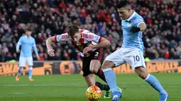 Sergio Aguero saat mengelabui pemain Sunderland, Billy Jones, untuk mencetak gol Manchester City dalam lanjutan Liga Inggris di Stadium of Light, Sunderland, Rabu (3/2/2016) dini hari WIB. (AFP/Oli Scarff)