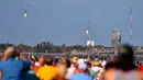 Kerumunan penonton di Playalinda Beach menyaksikan peluncuran Roket Falcon Heavy dalam sebuah penerbangan uji coba di Kennedy Space Center di Florida (6/2). (Joe Burbank / Orlando Sentinel via AP)