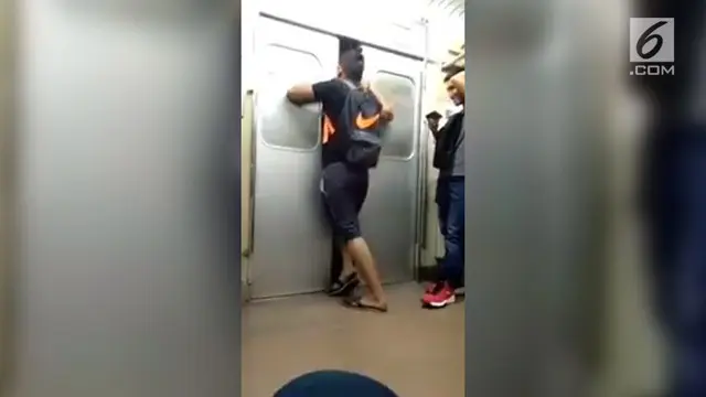 VIDEO: Pria Buka Paksa Pintu Saat Kereta Sedang Jalan