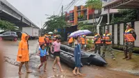 Petugas menyiapkan perahu karet untuk mengevakuasi warga Perumahan Garden City, Kecamatan Periuk, Kota Tangerang yang direndam banjir, Selasa (25/2/2020). (Liputan6.com/Pramita Tristiawati)