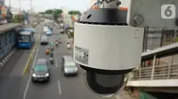 Kamera CCTV pemantau arus lalu lintas terpasang di JPO kawasan Cawang, Jakarta Timur, Kamis (10/10/2019). Pemprov DKI Jakarta menyetujui untuk menganggarkan Rp 38 miliar untuk pengadaan 45 kamera tilang elektronik atau Electronic Traffic Law Enforcement (E-TLE). (Liputan6.com/Immanuel Antonius)