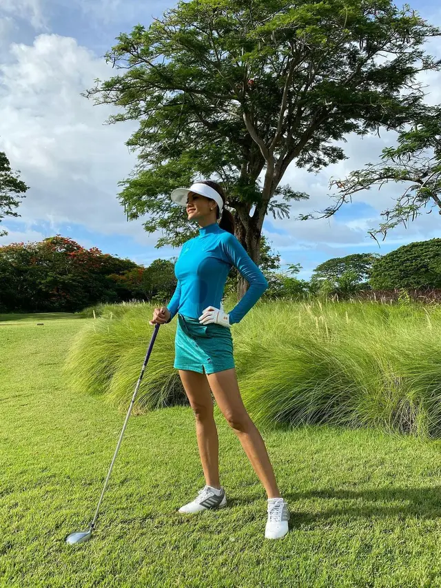 Potret Gaya Sporty Farah Quinn Saat Main Golf, Tampil Awet Muda. (Sumber: Instagram/farahquinnofficial)