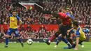 Striker Manchester United, Romelu Lukaku, berusaha membobol gawang Southampton pada laga Premier League di Stadion Old Trafford, Manchester, Sabtu (2/3). MU menang 3-2 atas Southampton. (AFP/Oli Scarff)