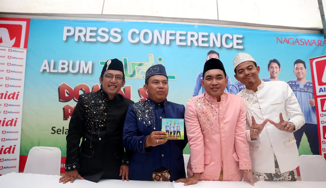 Ketika ditemui di acara peluncuran album di kawasan Ciputat Timur, Tangerang Selatan pada Selasa (22/12/2015) ini, Faank dan kawan-kawan memang tampil gagah sekaligus mencolok dengan busana pengantin pria. (Andy Masela/Bintang.com)