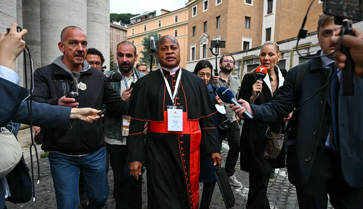 <p>Sebelumnya, para kardinal Gereja Katolik berkumpul dalam pertemuan yang digelar sejak Sabtu (3/5/2025) di Vatikan. Tampak dalam foto, Kardinal Peter Ebere Okpaleke dari Nigeria saat tiba untuk menghadiri pertemuan kongregasi di Vatikan, pada 5 Mei 2025. (Andreas SOLARO/AFP)Pertemuan menjadi bagian dari rangkaian "kongregasi umum" yang diadakan menjelang konklaf untuk pemilihan paus baru. Tampak dalam foto, Kardinal Argentina Angel Sixto Rossi saat tiba untuk menghadiri pertemuan jemaat di Vatikan, pada 5 Mei 2025. (Andreas SOLARO/AFP)</p>