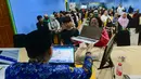 Petugas melayani orang tua calon siswa yang mencari informasi mengenai Sistem Penerimaan Murid Baru (SPMB) Tahun Ajaran 2026/2027 di Posko Pelayanan SPMB Suku Dinas Pendidikan Wilayah III yang berada di SMAN 70 Jakarta, Rabu (17/6/2026). (merdeka.com/Arie Basuki)