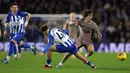 Keempat gol tuan rumah dicetak Jack Hinshelwood, dua penalti Joao Pedro, serta Pervis Estupinan. Spurs membalas dua gol melalui Alejo Veliz, dan Ben Davies. (AP Photo/Ian Walton)