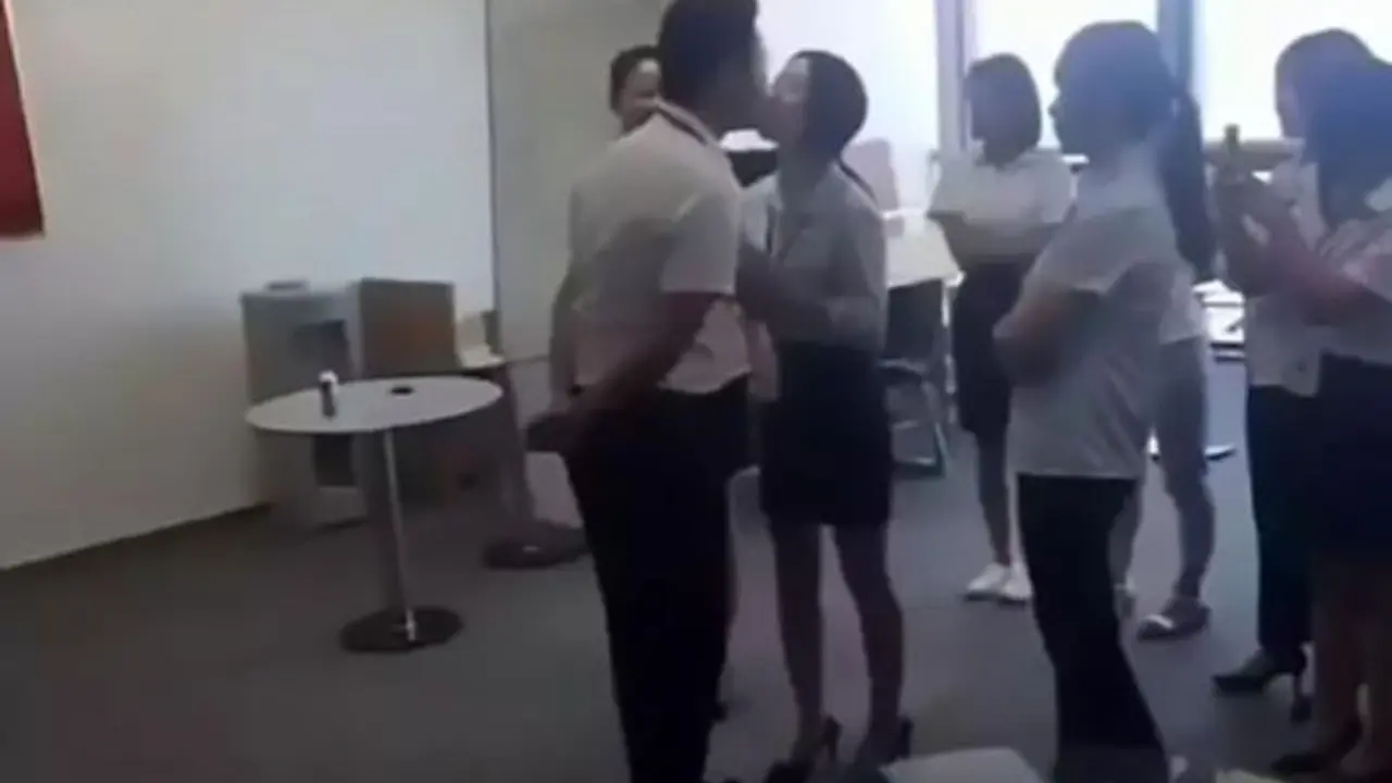 Tiap Pagi Bos Ini Cium Semua Karyawati di Kantor. Foto: Mirror