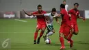 Gelandang timnas Indonesia U-23, Ahmad Nufiandani (kedua kiri) mencoba menembus kawalan tiga pemain Singapura di laga penyisihan Grup A SEA Games 2015 di Stadion Jalan Besar Singapura, (11/6/2015). Indonesia unggul 1-0. (Liputan6.com/Helmi Fithriansyah)