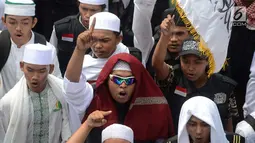Peserta Aksi Bela Islam 64 saat berunjuk rasa di Bareskrim, Jakarta, Jumat (6/4). Pengunjuk rasa menganggap puisi Sukmawati Soekarnoputri yang berjudul 'Ibu Indonesia' telah menistakan agama. (Merdeka.com/Imam Buhori)