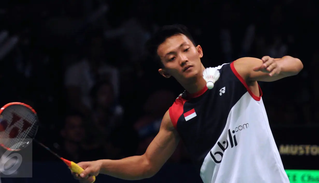 Tunggal putra Indonesia, Ihsan Maulana M menjajal kok jelang laga melawan pemain Malaysia Lee Chong Wei usai berlaga di semifinal BCA Indonesia Open 2016, Jakarta, Sabtu (4/6). Ihsan kalah dua set langsung 9-21, 18-21. (Liputan6.com/Helmi Fithriansyah)