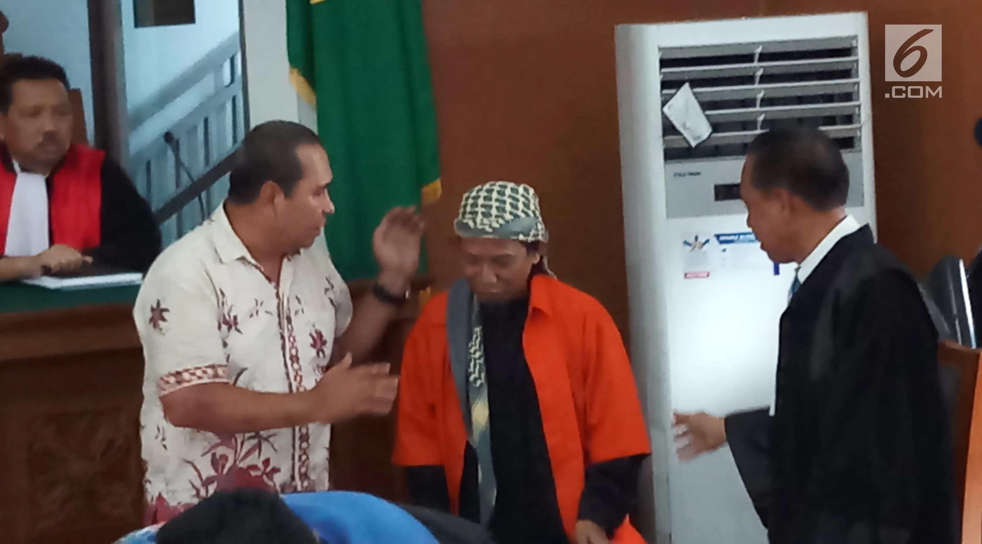 Korban ledakan bom di Jalan MH Thamrin pada Januari 2016, Ipda Denny Mahieu menyapa terdakwa Aman Abdurrahman di PN Jakarta Selatan, Jumat (23/2). Aman didakwa menggerakkan orang melakukan berbagai aksi terorisme. (Liputan6.com/Ady Anugrahadi)