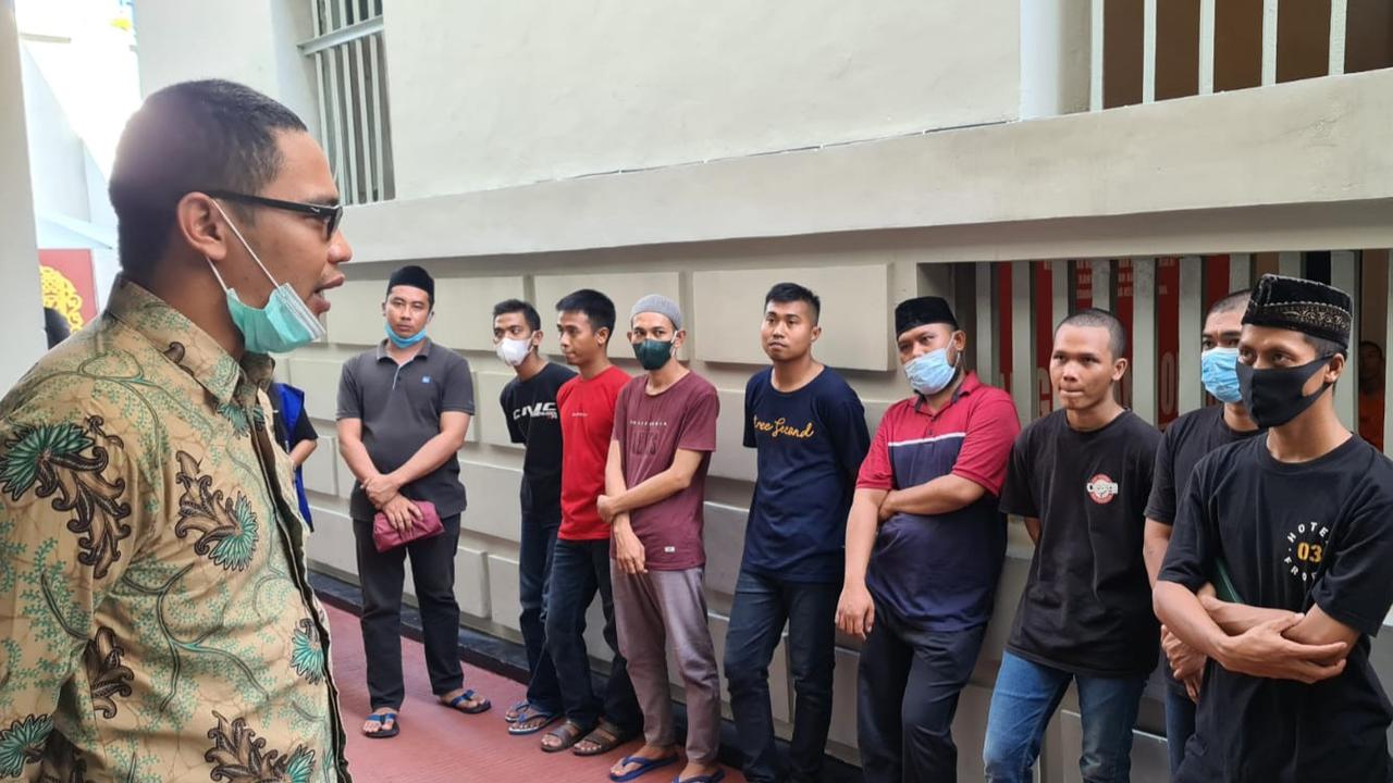 Pegawai Bapas Serang (batik), Baskoro Dewandaru, Memberikan Wejangan Ke WBP Yang Bebas Dalam Program Asirum. (Sabtu, 09/07/2022). (Dokumentasi Rutan Kelas IIA Serang).