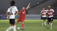 Pemain PSM Makassar, Anco Jansen (tengah) berusaha menendang bola ke gawang Madura United dalam pertandingan BRI Liga 1 2021/2022 antara Madura United melawan PSM Makassar di Stadion Madya, Jakarta, Minggu (12/9/2021). Pertandingan berakhir imbang 1-1. (Foto: Bola.com/Ikhwan Yanuar)