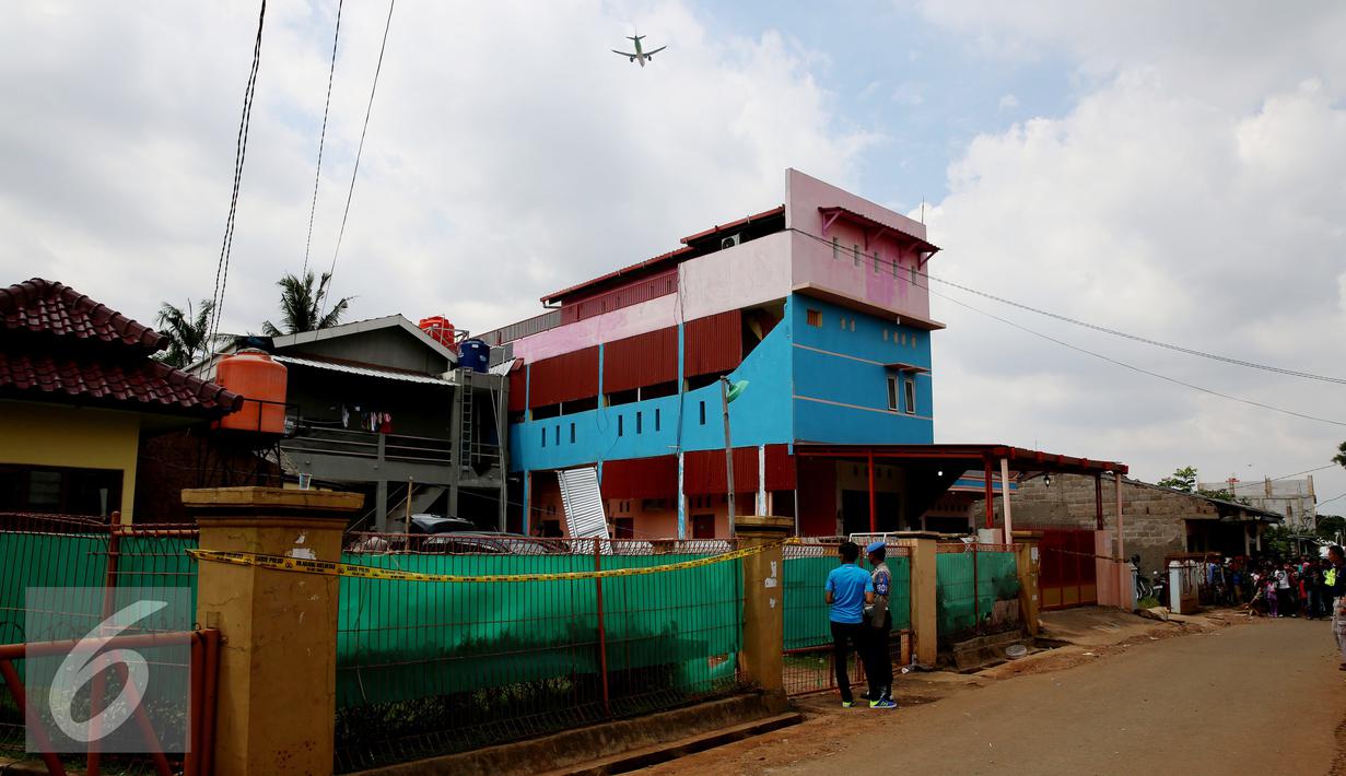 Suasana rumah kos-kosan terduga anggota jaringan teroris yang di jaga ketat oleh petugas kepolisian, Bekasi (11/12). (Liputan6.com/JohanTallo)