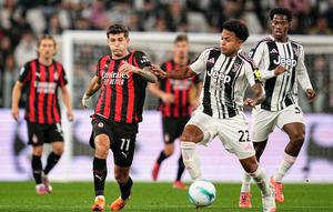 Christian Pulisic (kiri) berebut bola dengan Weston McKennie di laga Juventus vs AC Milan di pekan ke enam Serie A 2025/2026 di Allianz Stadium, Senin (06/10/2025).&nbsp;(Marco Alpozzi/LaPresse via AP)