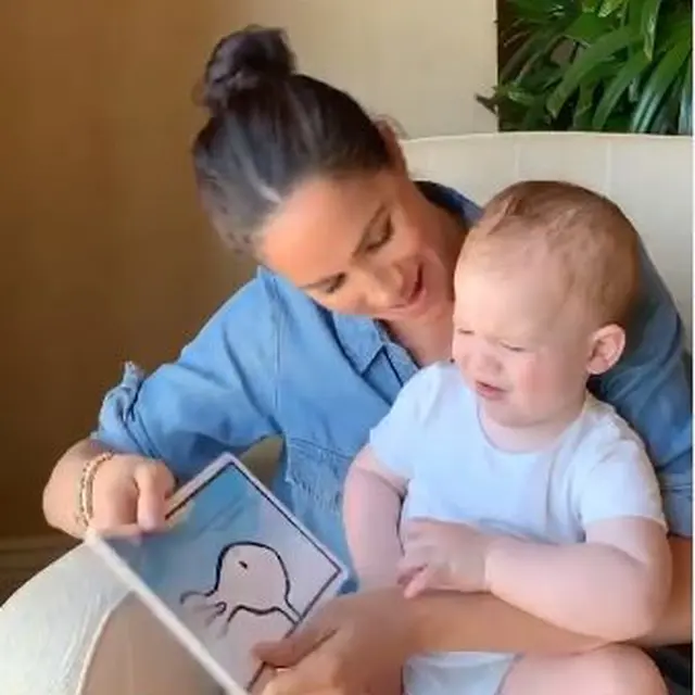 Ragam Ekspresi Lucu Archie Harrison Saat Dibacakan Buku oleh Meghan Markle