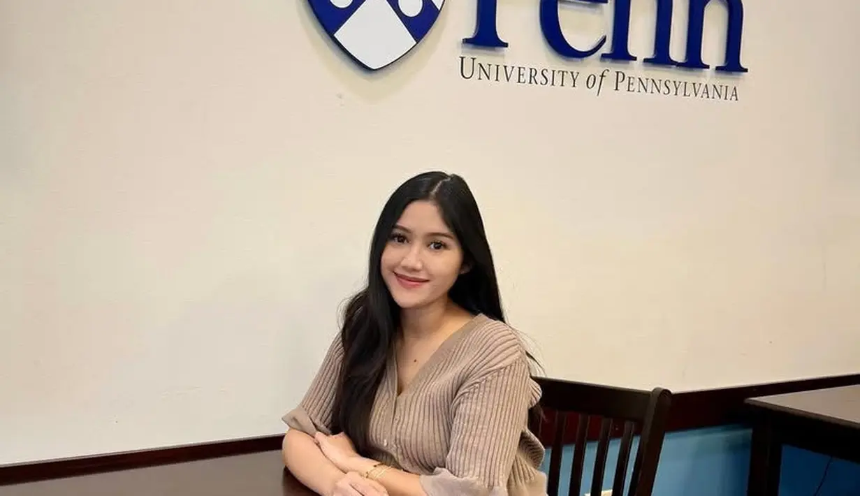 Erina Gudono mengucapkan hari perempuan internasional dengan mengunggah foto dirinya mengenakan atasan knit coklat. Dipadukan celana hitam saat berada di kampusnya. [@erinagudono]