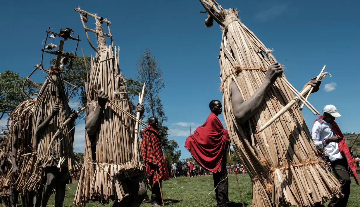 Sejumlah pemuda dari suku Maasai mengenakan kostum melakukan ritual usai disunat di dekat Kilgoris, Kenya (20/12). Upacara ini juga bertujuan untuk mempersiapkan para pemuda untuk menjadi prajurit atau Moran di Kenya. (AFP Photo)