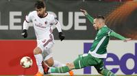 Pemain AC Milans, Suso (kiri) berebut bola dengan pemain Ludogorets, Lucas Sasha pada laga 32 besar Liga Europa di Ludogorets Arena, Razgrad, Bulgaria, (15/2/2018). AC milan menang 3-0. (AP Photo)