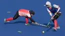 Sesi latihan tanding timnas Hoki Putri Indonesia di Lapangan Hoki, Senayan, Jakarta, Selasa (2/4/2018). Tim Hoki terus melakukan adaptasi lapangan jelang Asian Games 2018. (Bola.com/Nick Hanoatubun)